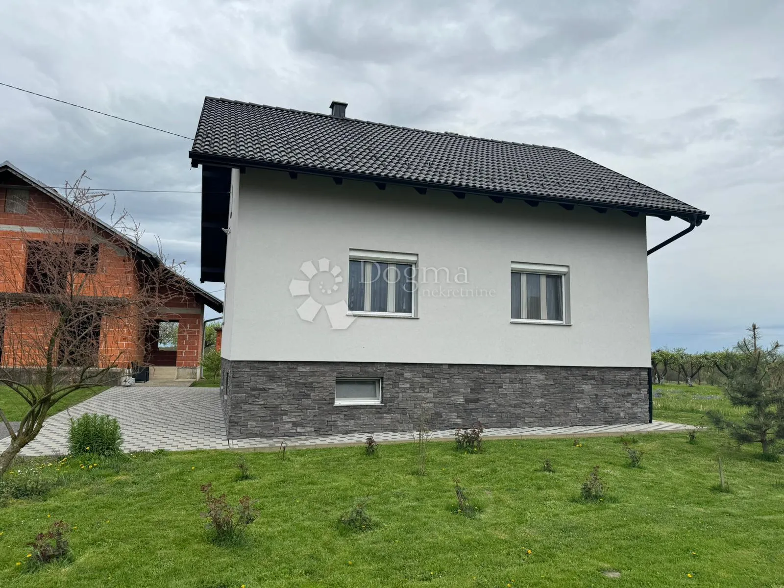 dvije samostojeće kuće na velikoj okućnici - slika 4