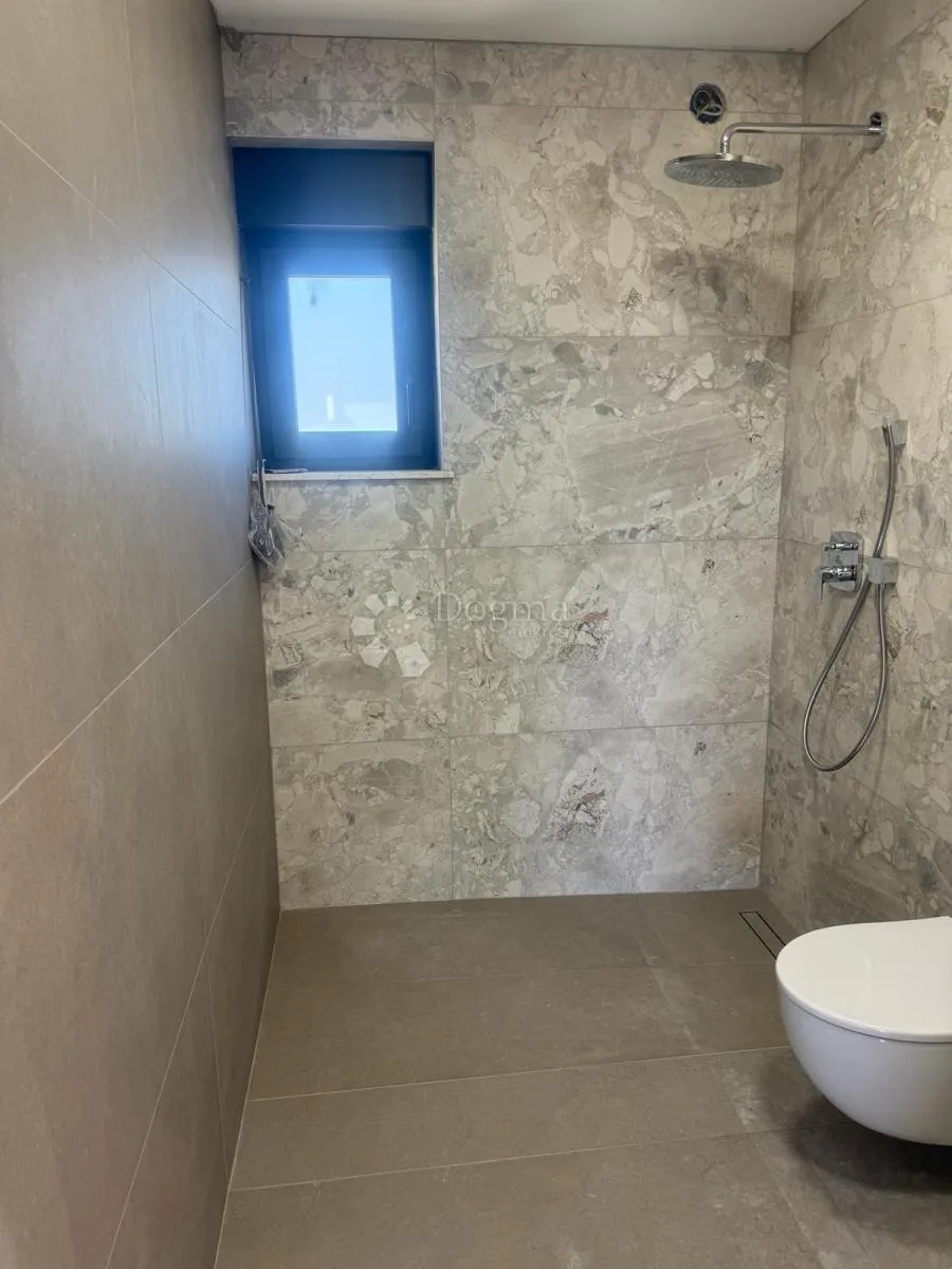 ekskluzivni penthouse uz more, terasa 120 m² - slika 6