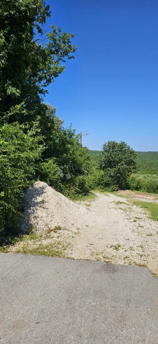 velika parcela nadomak građevinske zone - slika 3