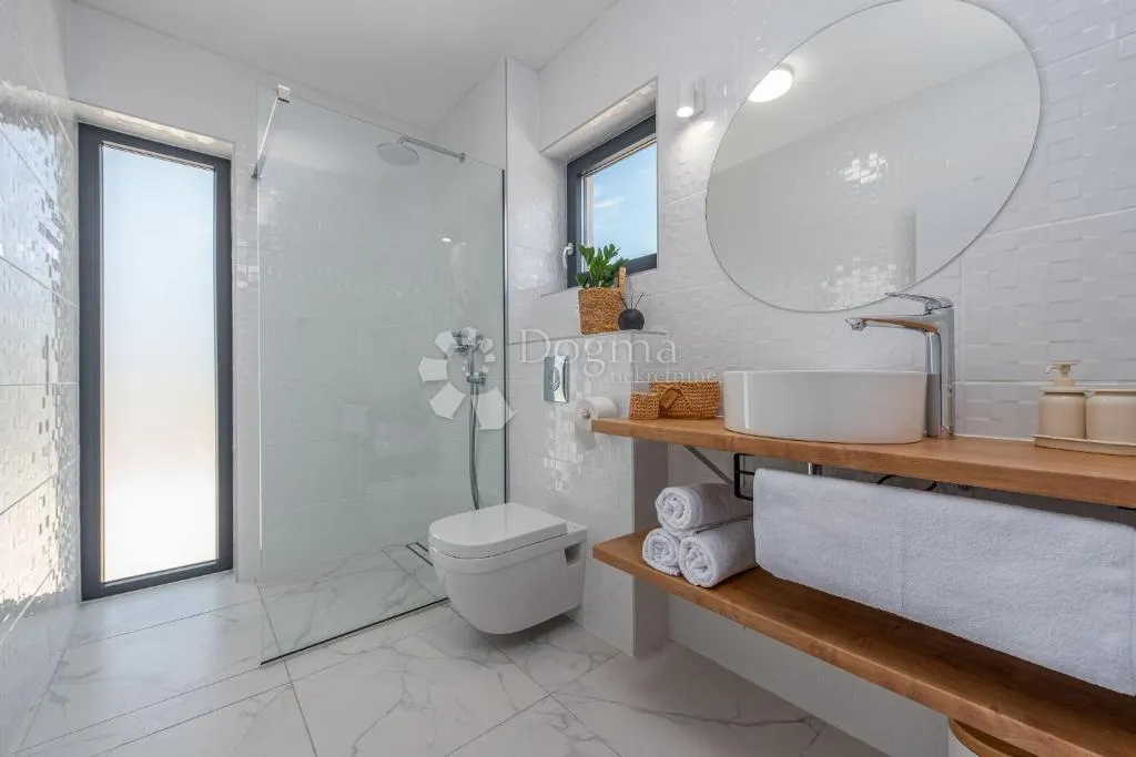 privlaka: moderna vila s bazenom - slika 15