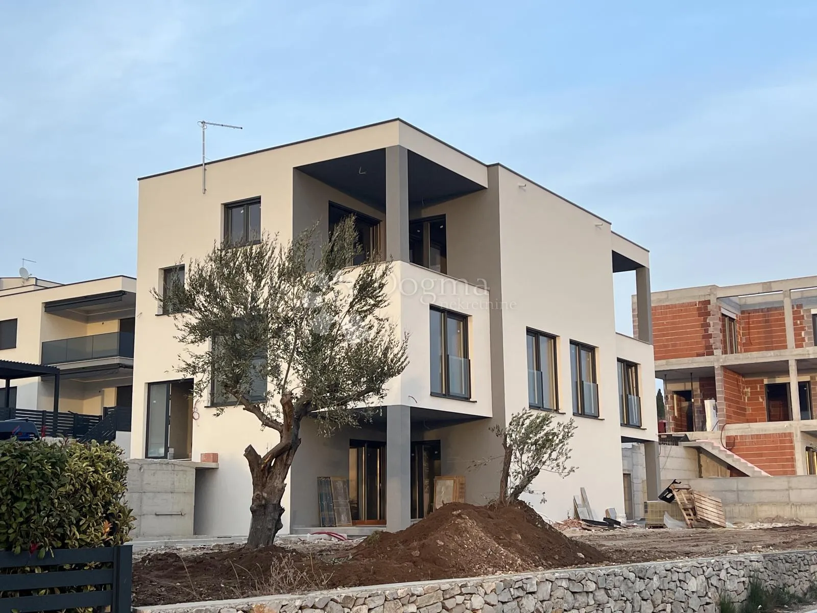 vodice - luksuzna dvojna kuća sa bazenom i pogledom s2 - slika 4