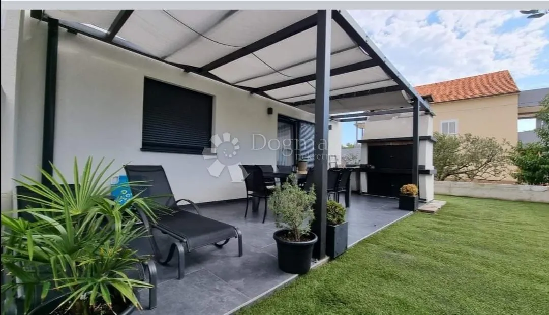 vodice - atraktivna kuća moderno namještena - slika 6