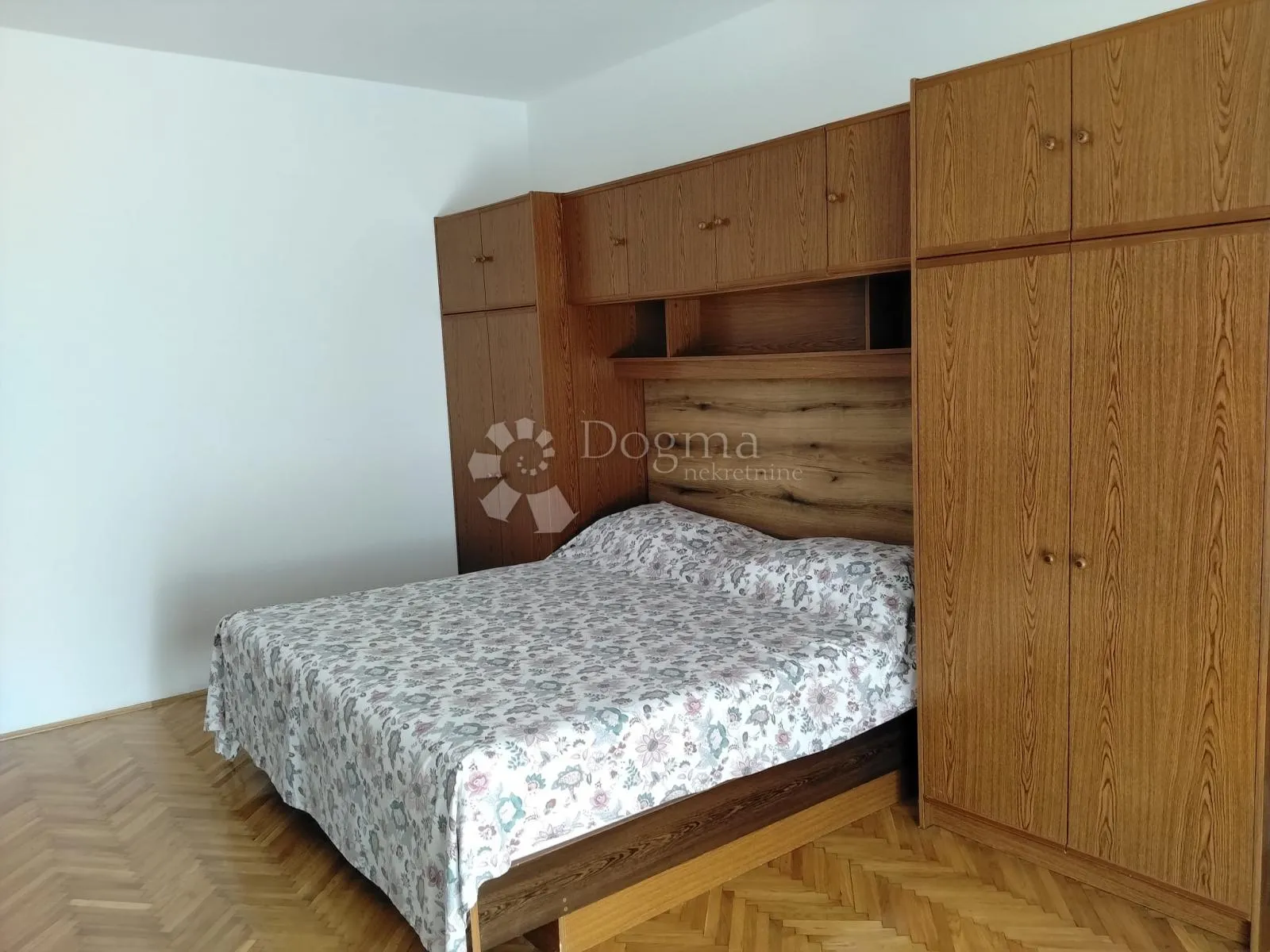 stan u kući turanj - slika 13