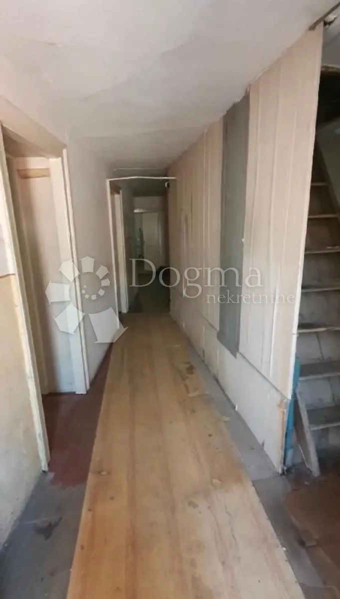 sniženo! stan za adaptaciju u srcu šibenika - slika 6