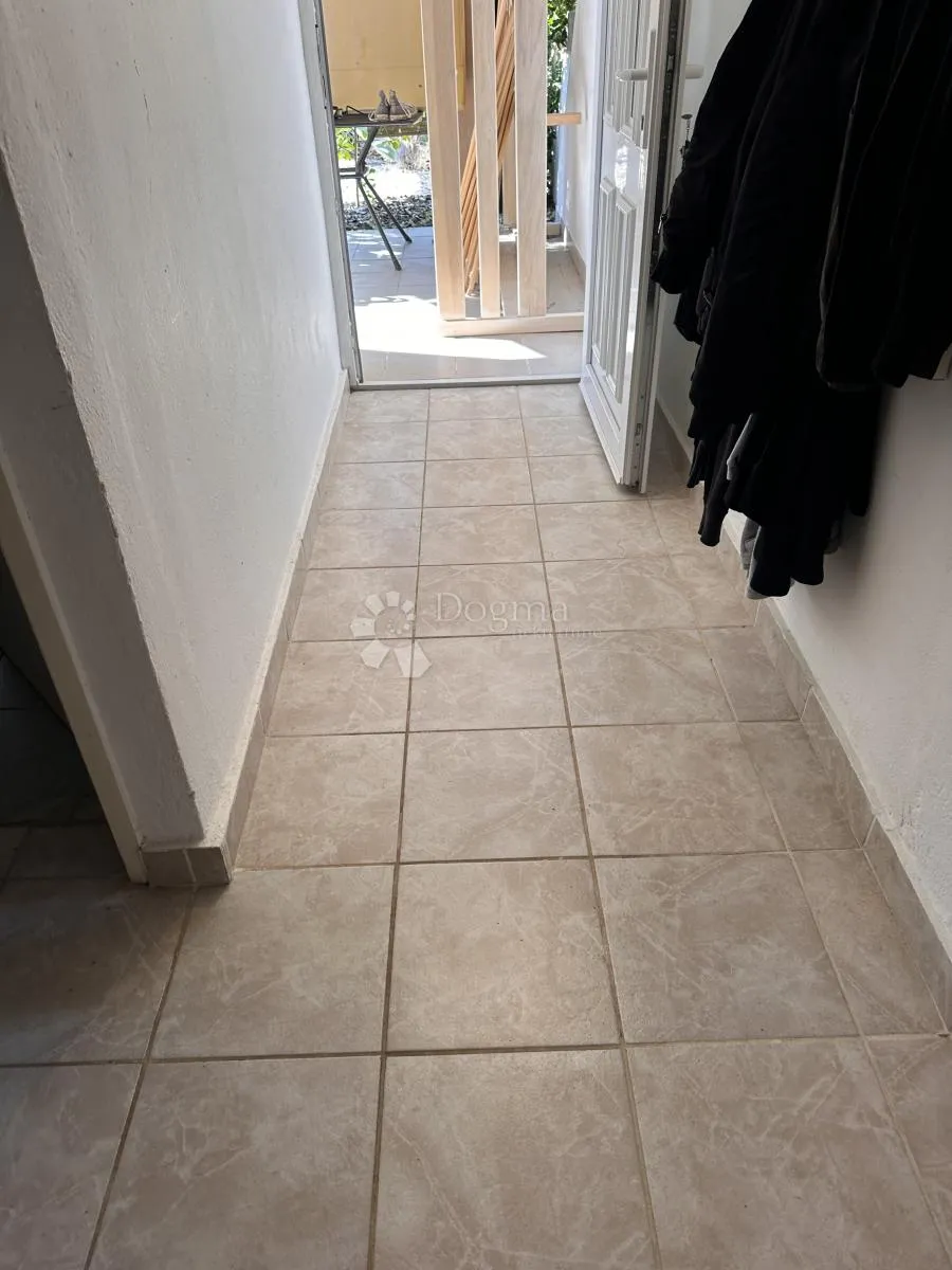 prodaje se dvojna kuća u sabunikama sa 3 apartmana - slika 7