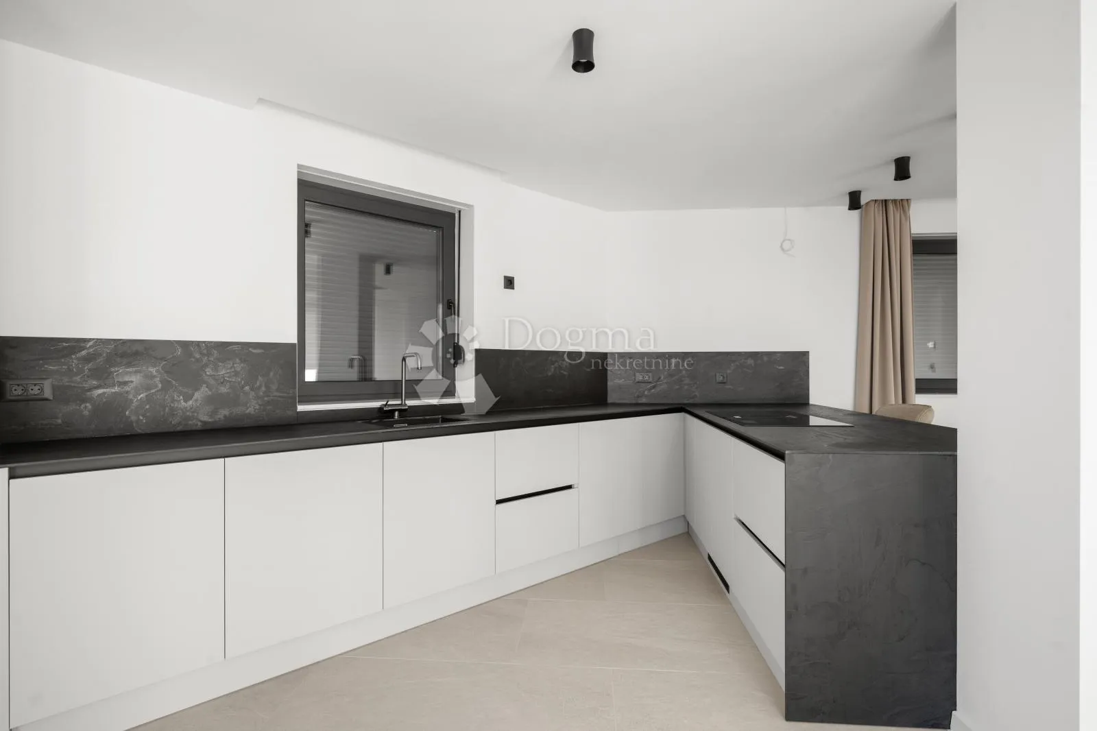 moderna vila sa bazenom, brela - slika 22
