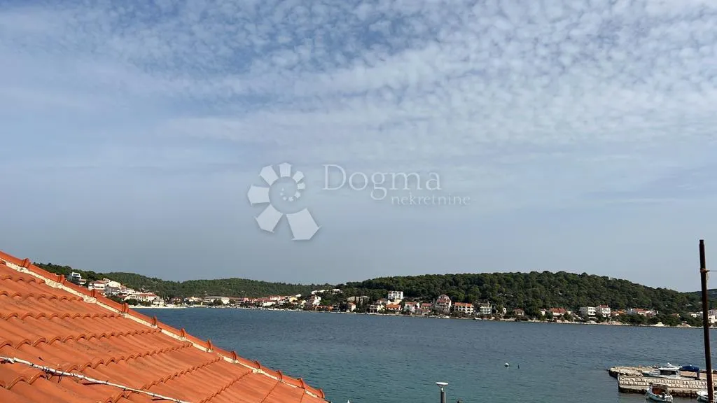 tisno kuća u prvom redu do mora odlična prilika - slika 13