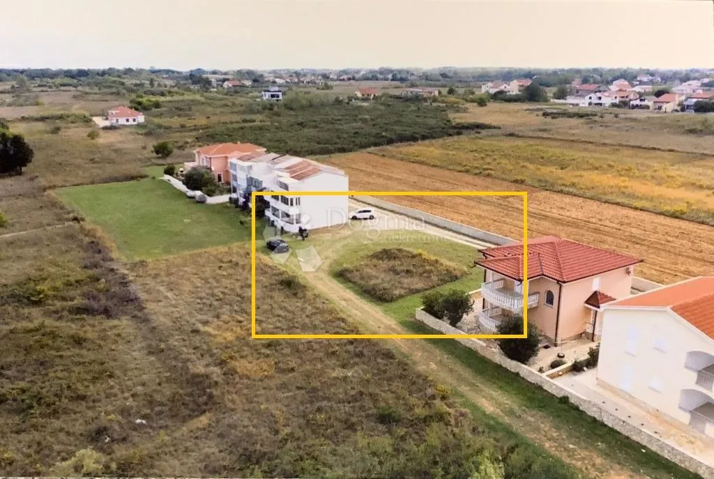 atraktivno građevinsko zemljište 633m² svega 130m od mora! - slika 3