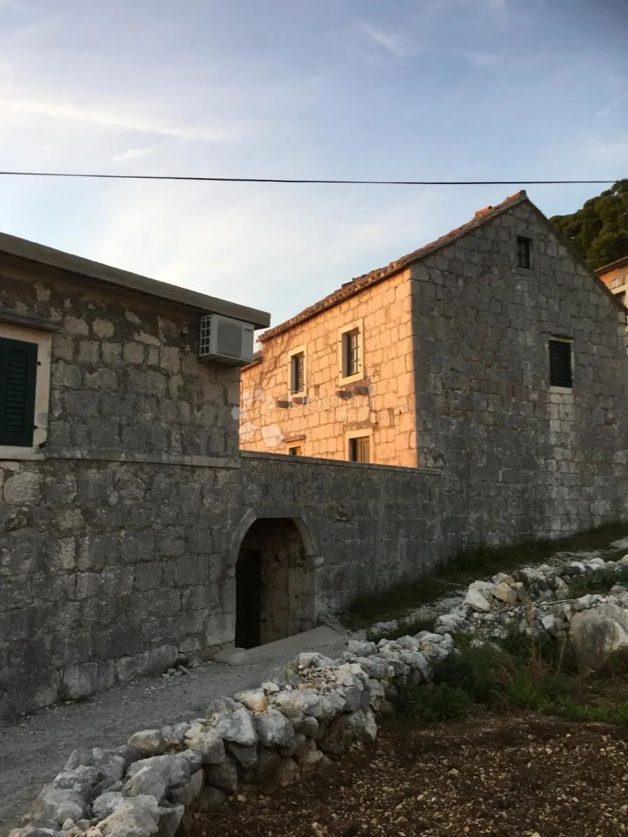 kamena kuća 157m s dvorištem i pogledom na more - slika 13