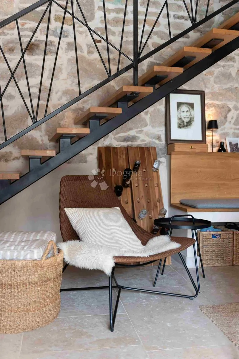 renovirana kamena kuća s bazenom - slika 12