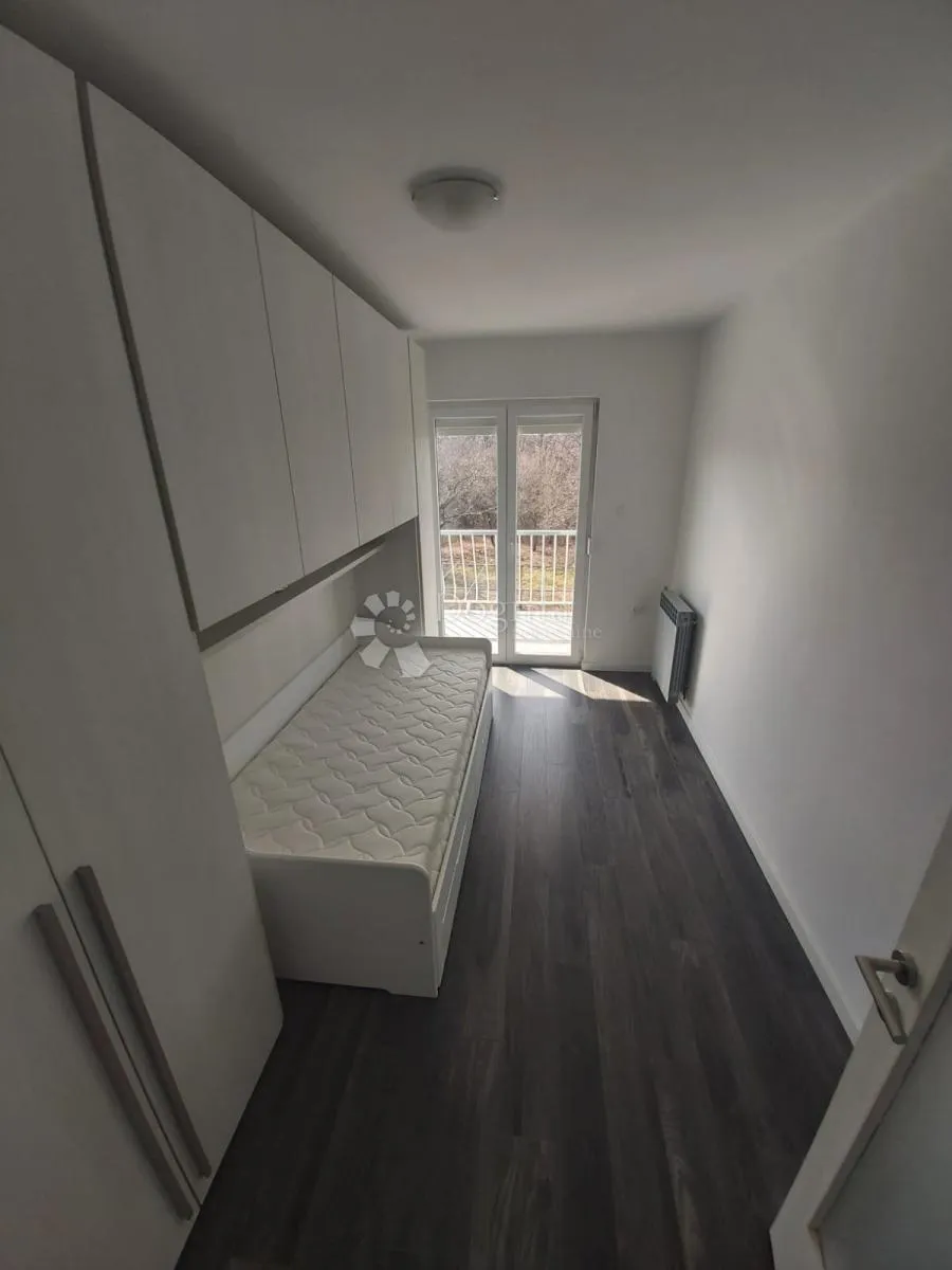 kuća s dva stana i 8300 m² građevinskog zemljišta - slika 7