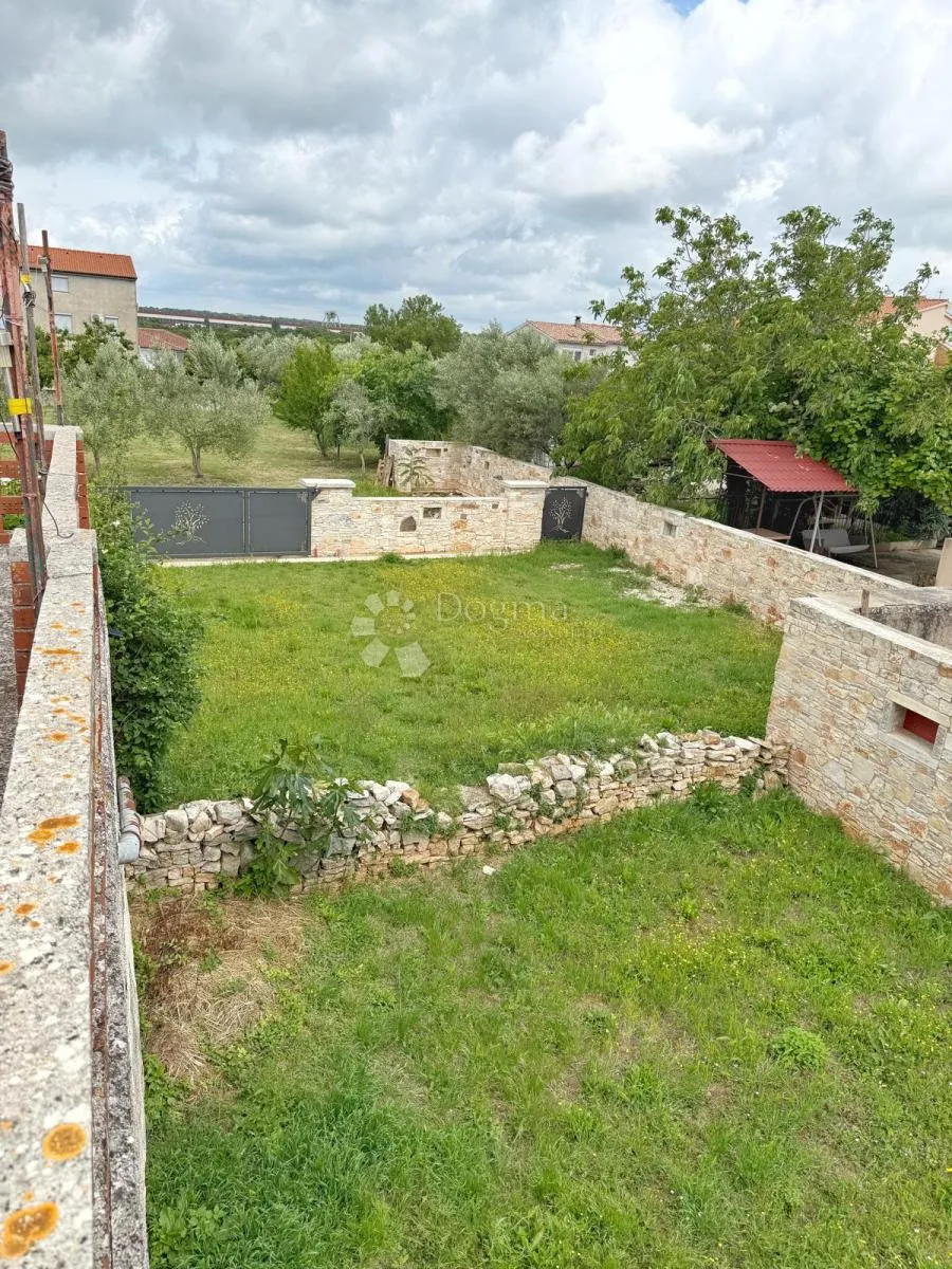 prilika - kuća za renovaciju s okućnicom u centru vodnjana - slika 9