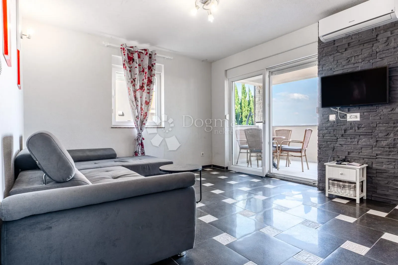 klimno, apartman na samo 250m od mora s okućnicom - slika 2