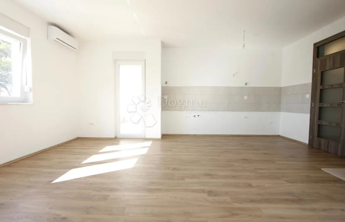 kuća u vodicama s dva odvojena stana 256 m2 - slika 8