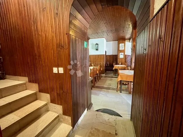 kuća, s restoranom u prizemlju, u centru buja - slika 4