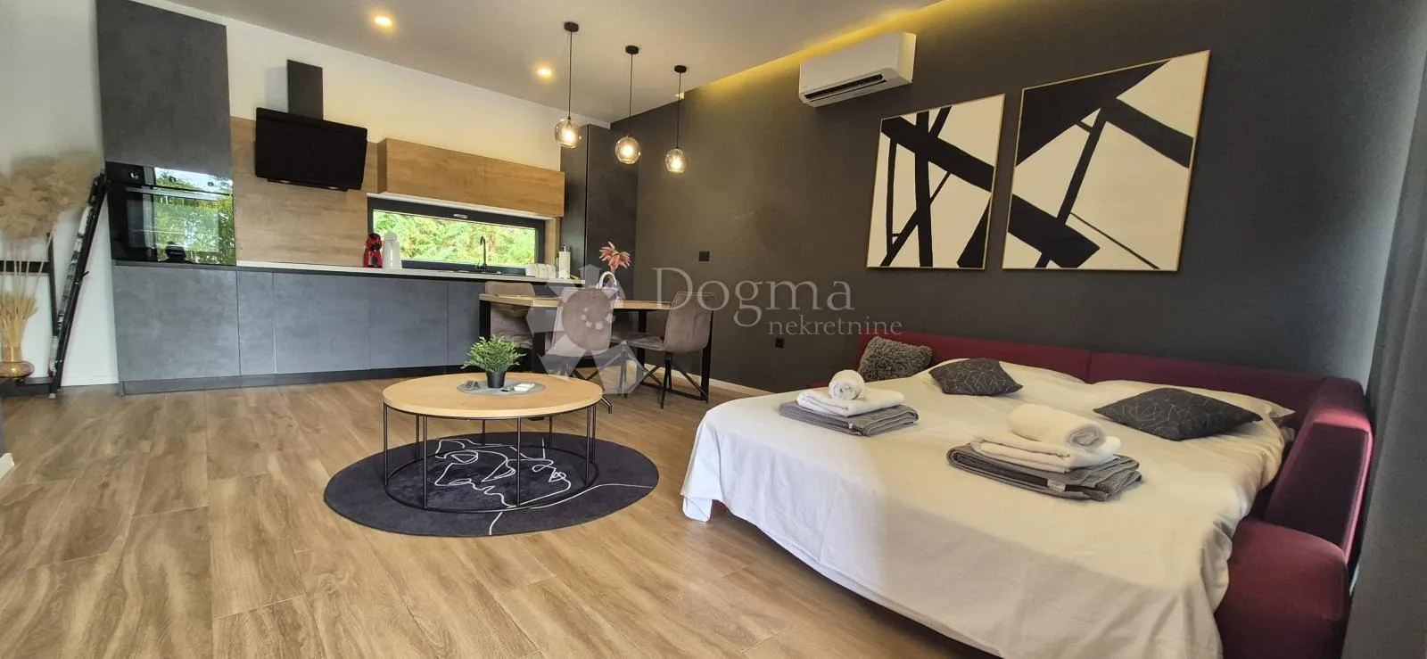 kuća sa bazenom i jacuzijem okružena zelenilom - slika 8