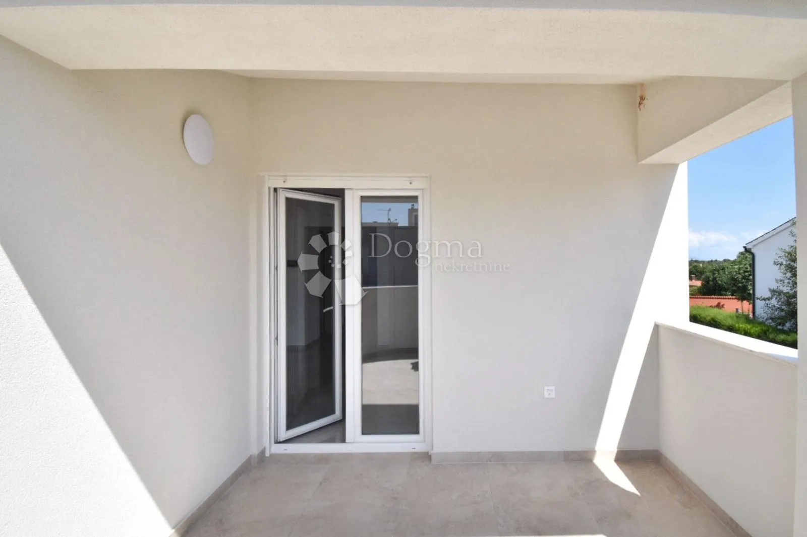 prilika - dva stana + kategorizirani studio apartman! - slika 24