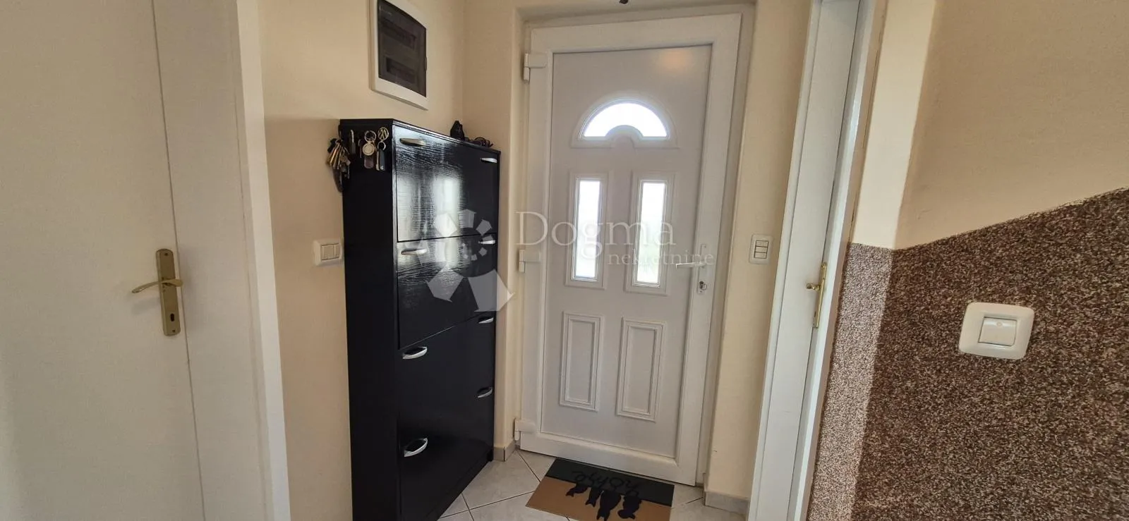 kuća sa 2 stana i bazenom - slika 39
