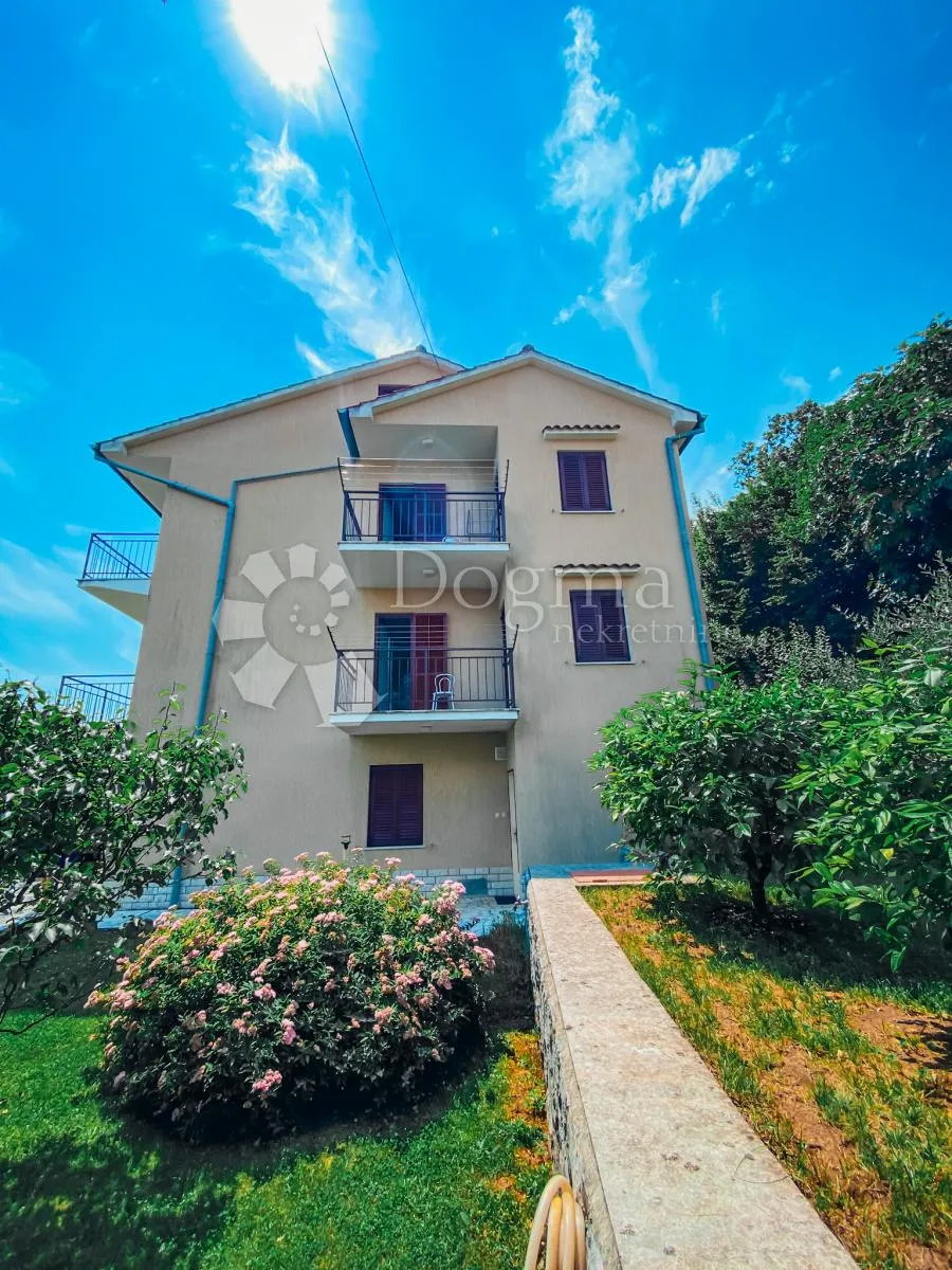 kuća sa 3 apartmana i fenomenalnim pogledom - slika 16
