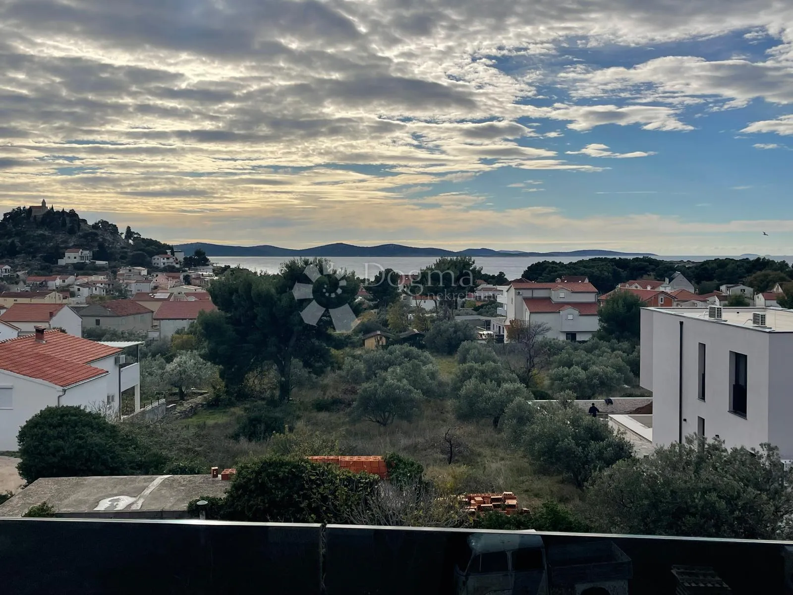 prostrana kuća s bazenom i panoramskim pogledom na more – tribunj - slika 36