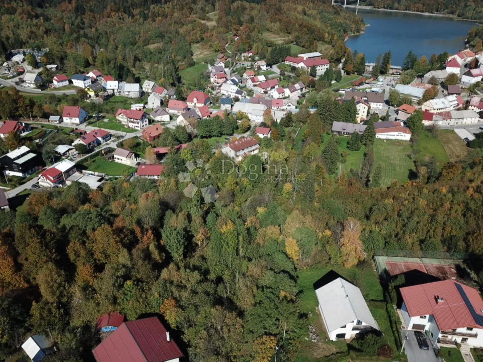 FUŽINE - atraktivno zemljište s pogledom na jezero