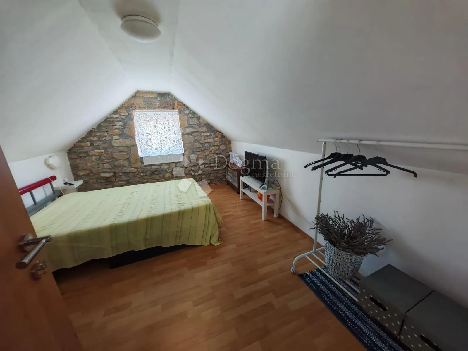stan u kamenoj kući s prostranom terasom i dvorištem - slika 12