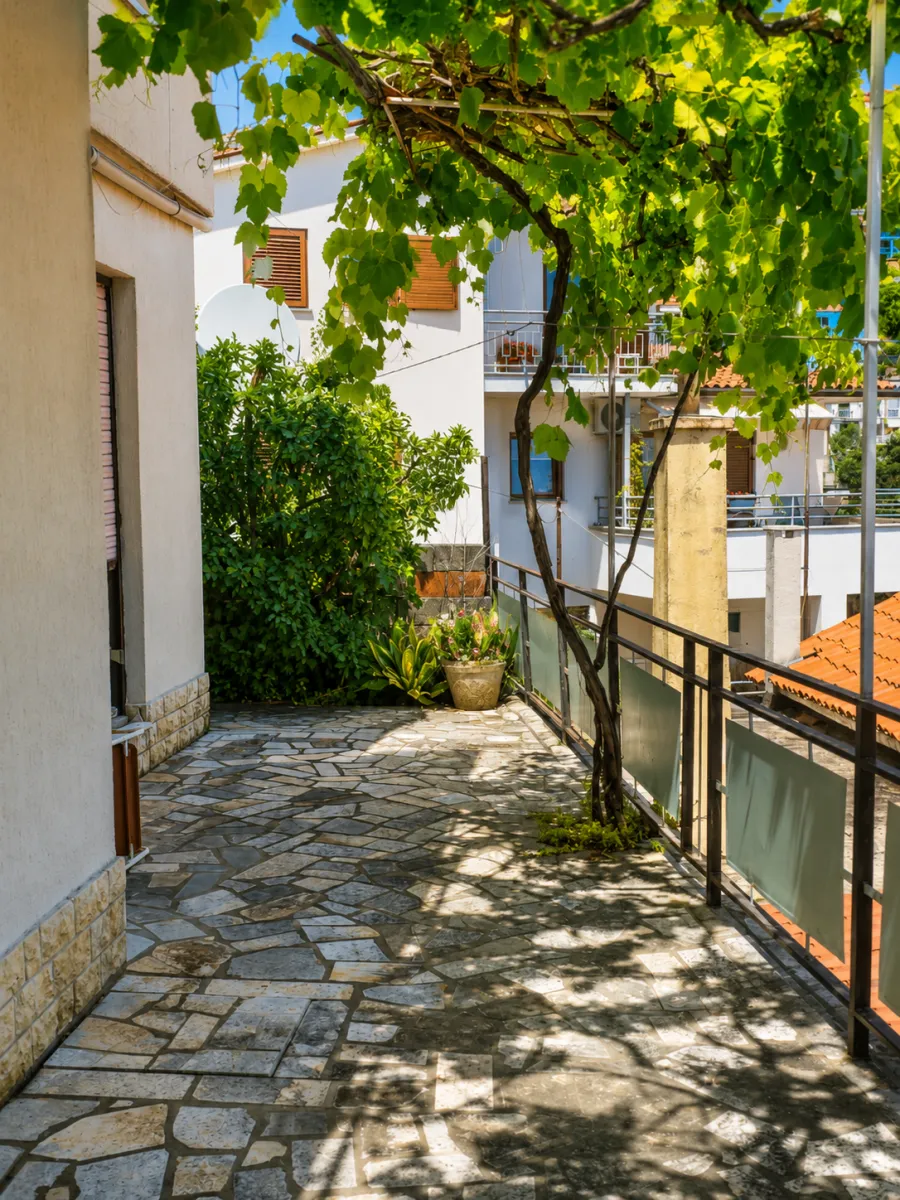 rabac,stan-kat kuće , sa garažom na top lokaciji - slika 2