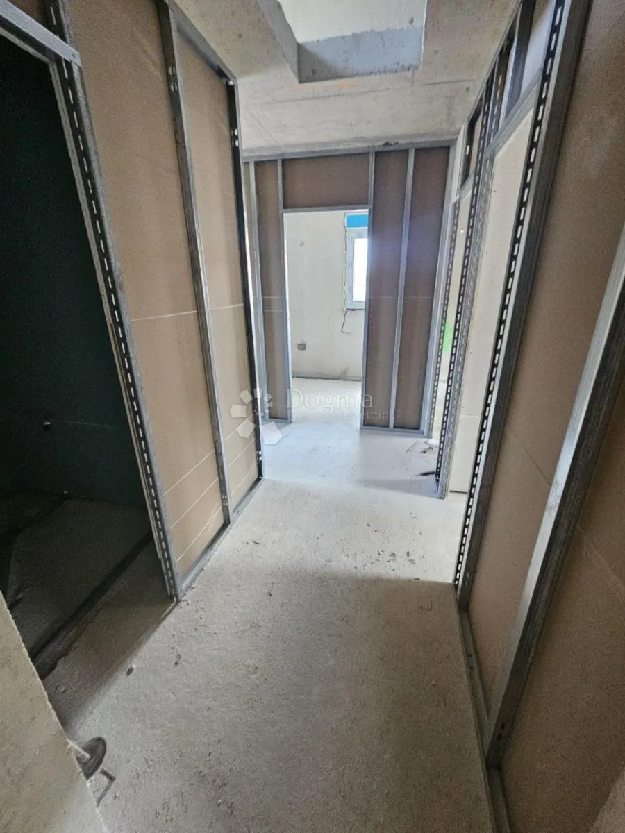 trosoban stan s 2 garažna parking mjesta u novogradnji! kaštel lukšić - slika 2