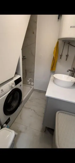 predivna kamena višekatnica u centru vodica - slika 13