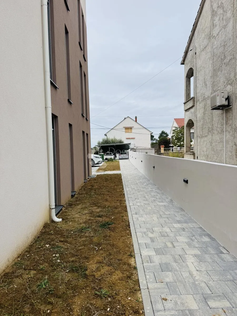zadar – prizemni stan s vrtom i 2 parkinga - slika 25