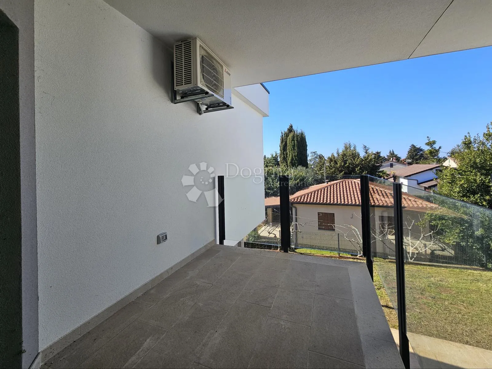 stan 400m od mora s pogledom prema moru i garažom - slika 1