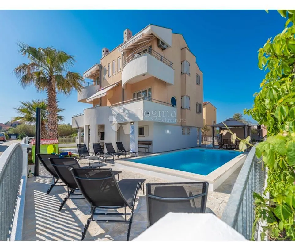 villa s bazenom u privlaci - slika 2