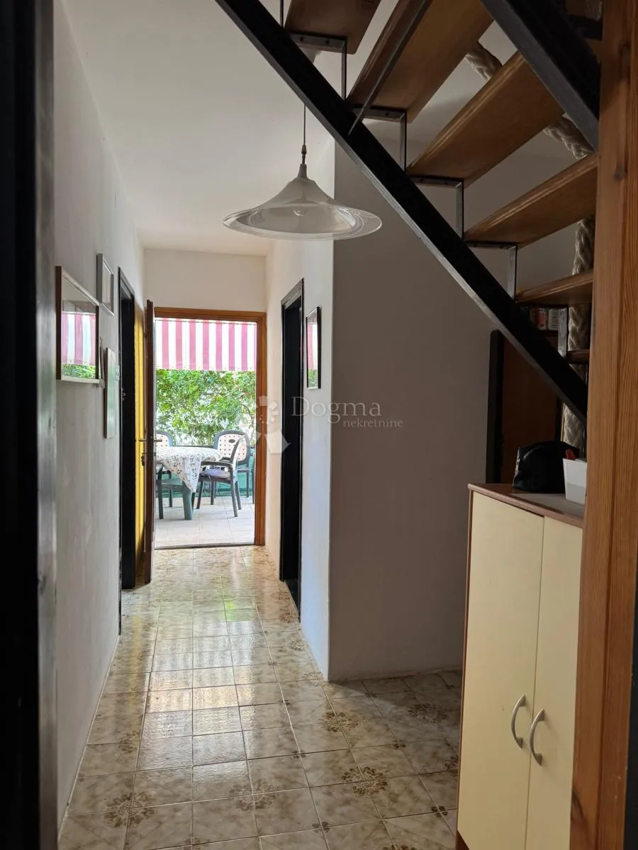 prekrasna kuća u vrsima – samo 30 m od mora! - slika 25