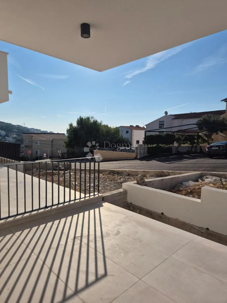 okrug gornji – novogradnja – prostran moderan stan (s1) s prostranim terasama, 150 m od plaže - slika 2