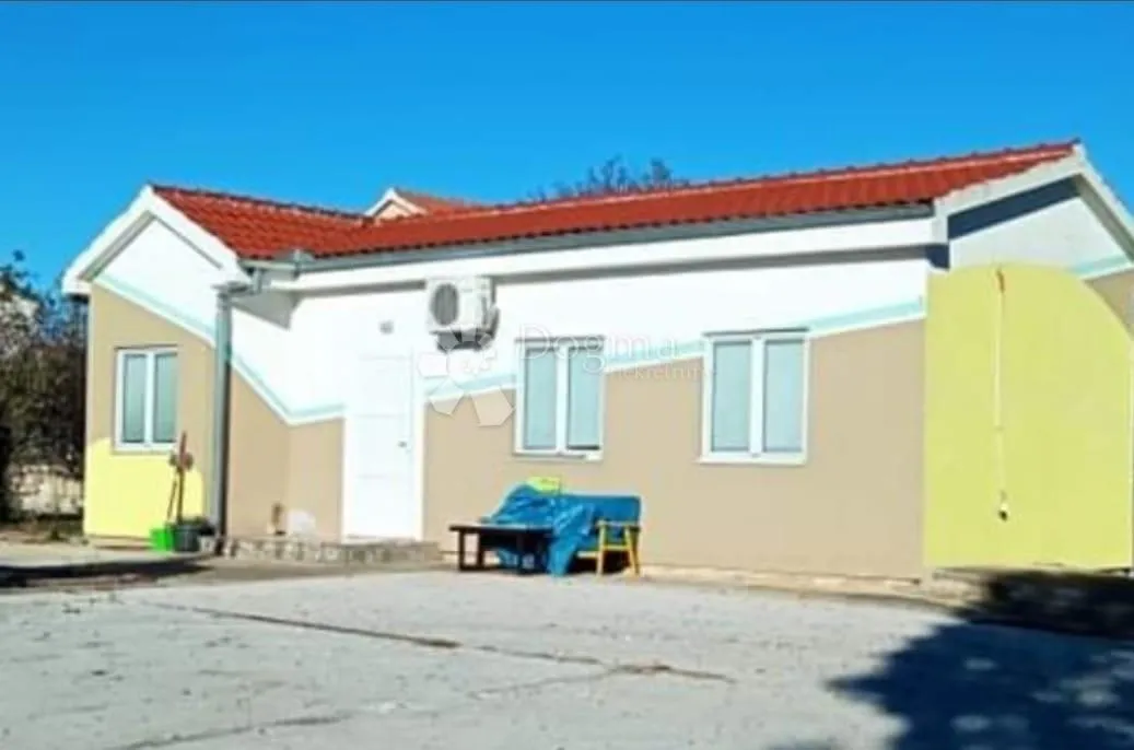 kuća s velikim terenom i dodatnim građevinskim zemljištem uz cestu – murvica kraj zadra - slika 4