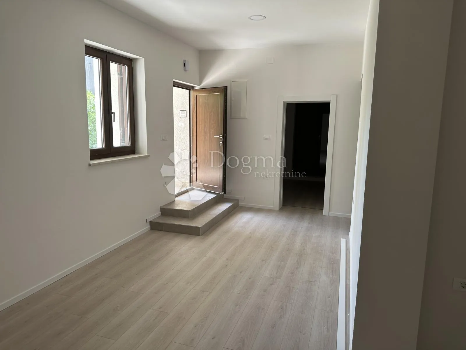 samostojeća kuća bulevard, 250 m² plus garaža 54,59m2 - slika 3