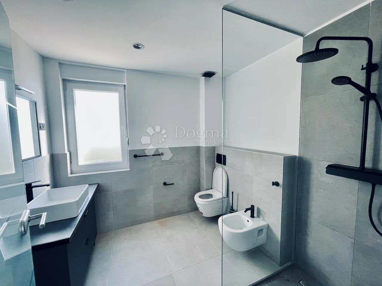 trosoban stan s pogledom na more, 50 m od mora – maslenica - slika 11