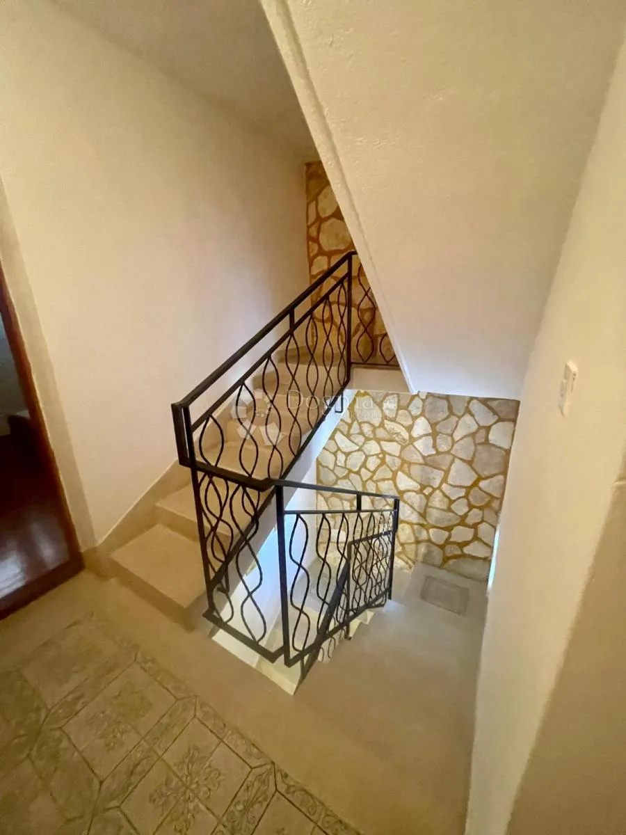 šarmantna kamena kuća tribunj - slika 6