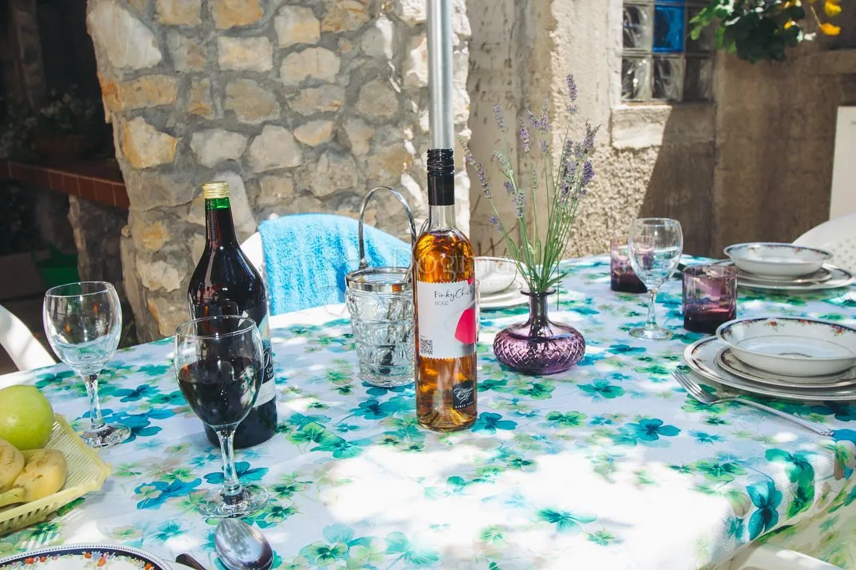 otok kaprije – višestambena kuća s velikom okućnicom i pogledom na more - slika 6