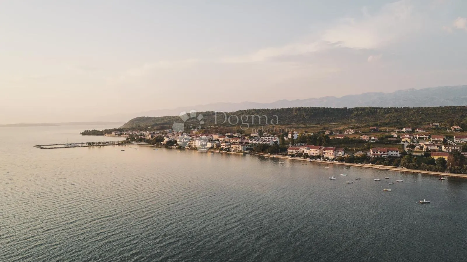 prodaje se građevinsko zemljište u ljubaču/ražanac - slika 2