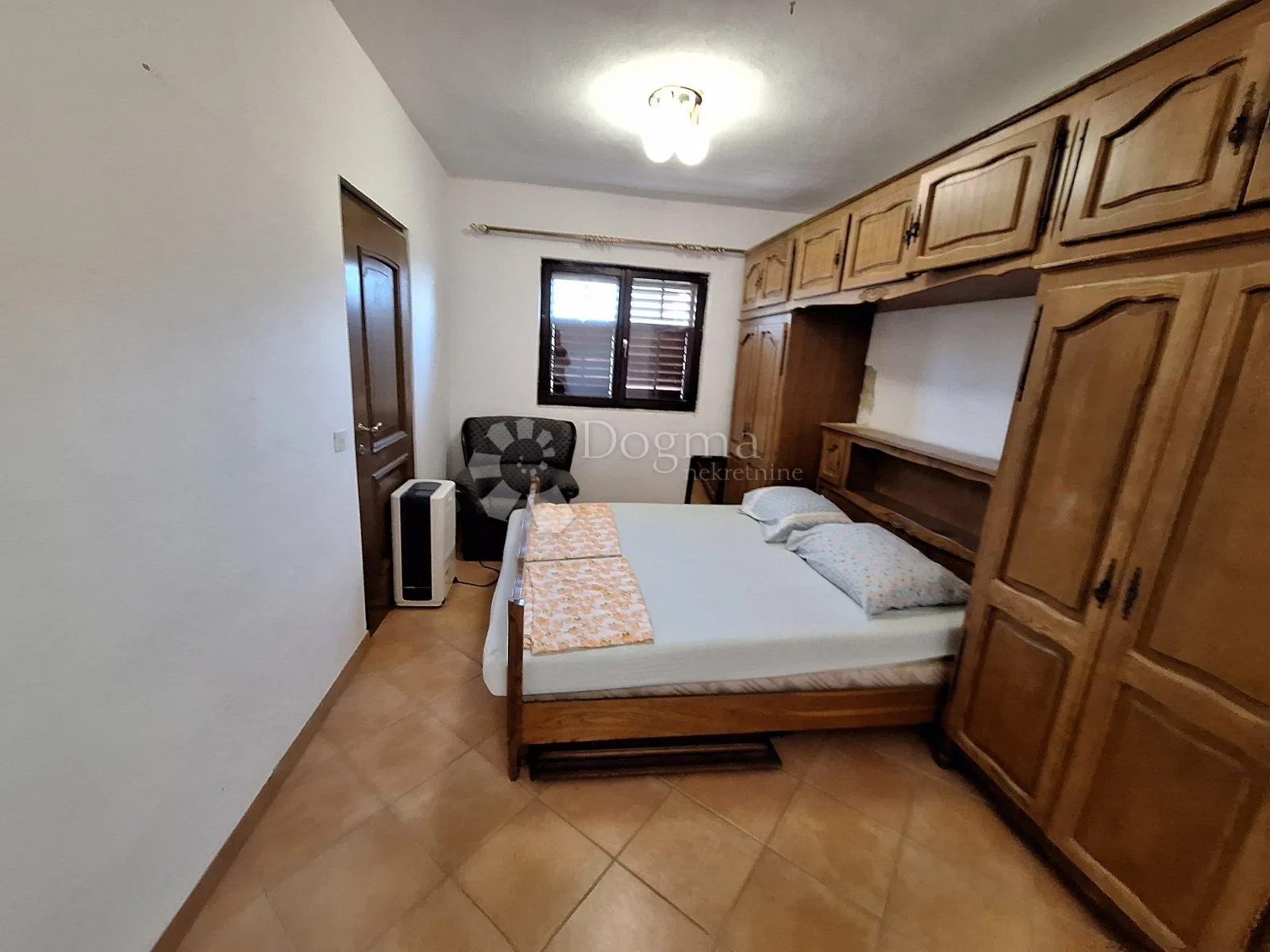 samostojeća kuća sa 3 apartmana - slika 8