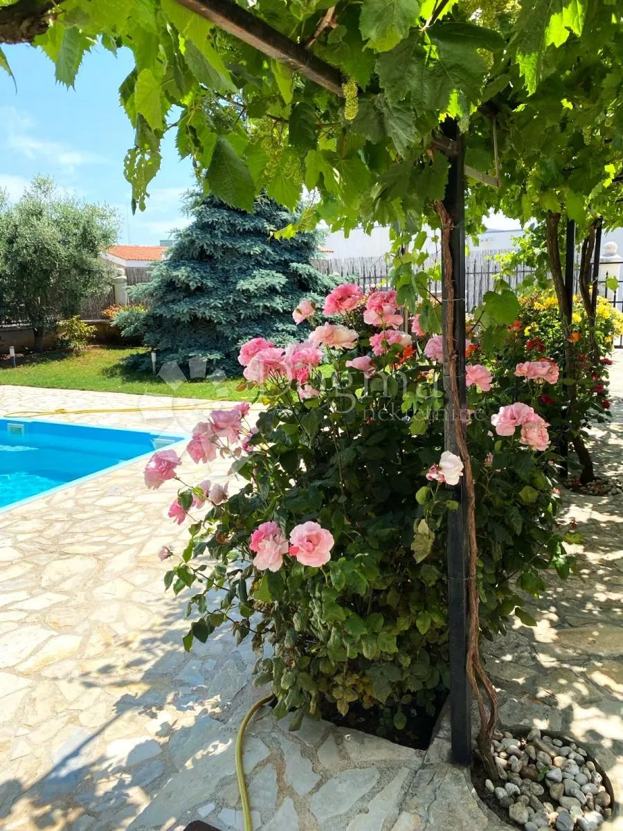 prilika - 2 kuće sa bazenom na odličnoj lokaciji - slika 60