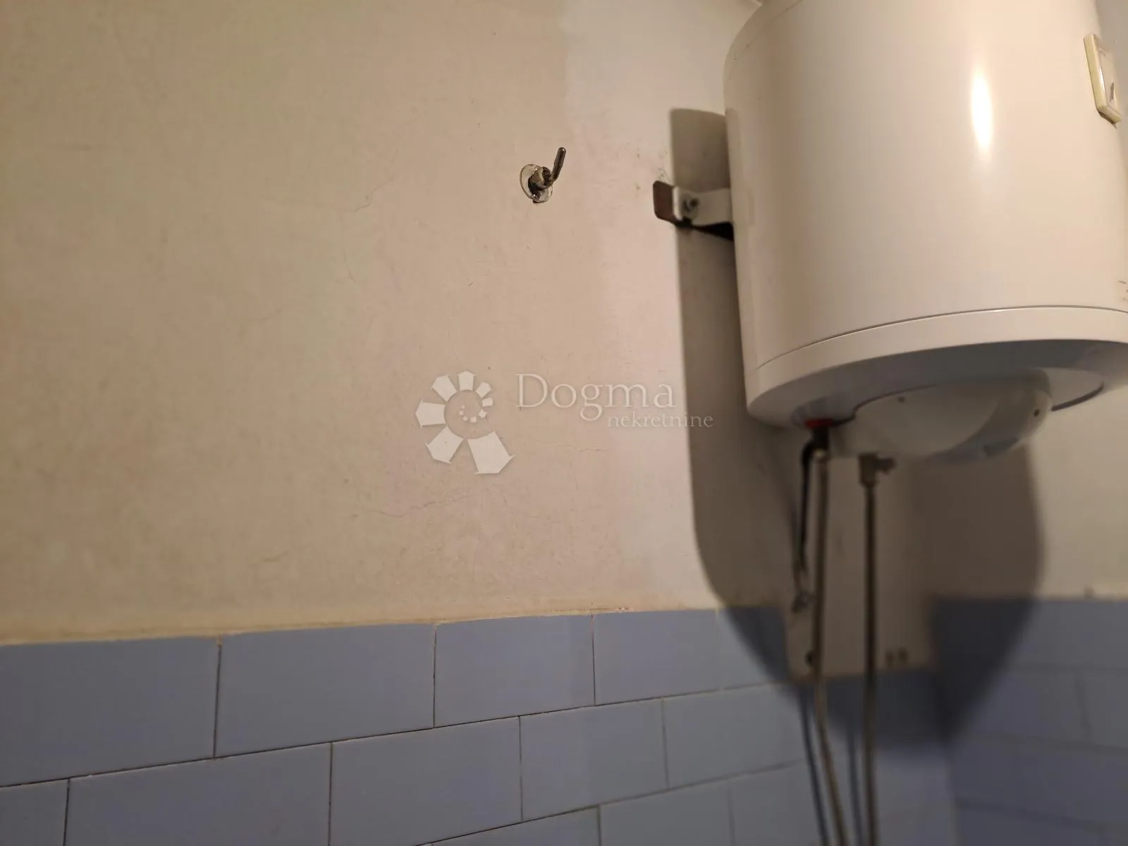 velika kuća na odličnoj lokaciji - slika 22