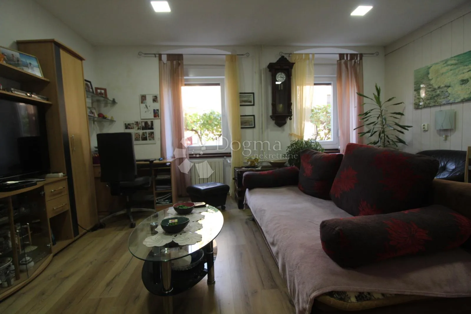belveder stan sa 150m2 okućnice - slika 2