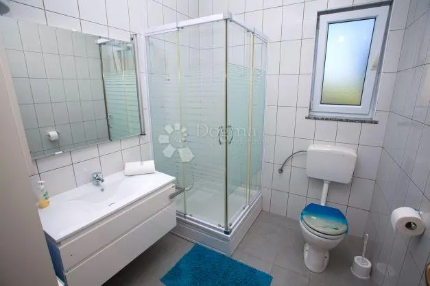 luksuzna kuća s bazenom i apartmanima na rabu - slika 22