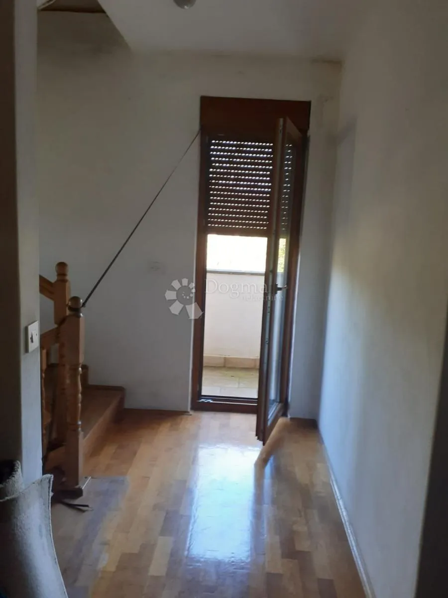 kuća u mirnom okruženju - slika 15