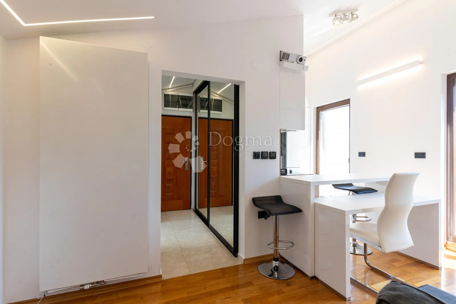 smart penthouse u centru samobora – terasa, garaža, lift, spa kupaonica - slika 6