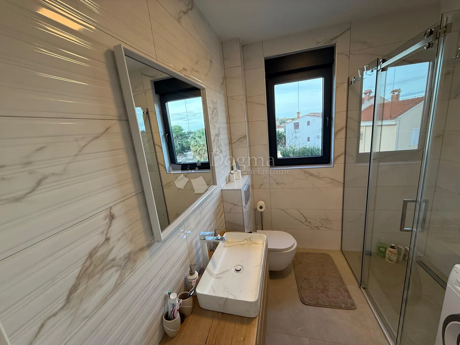luksuzan namješten penthouse s pogledom na more - slika 19