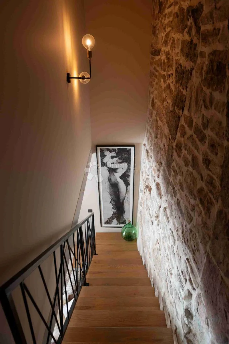 renovirana kamena kuća s bazenom - slika 19