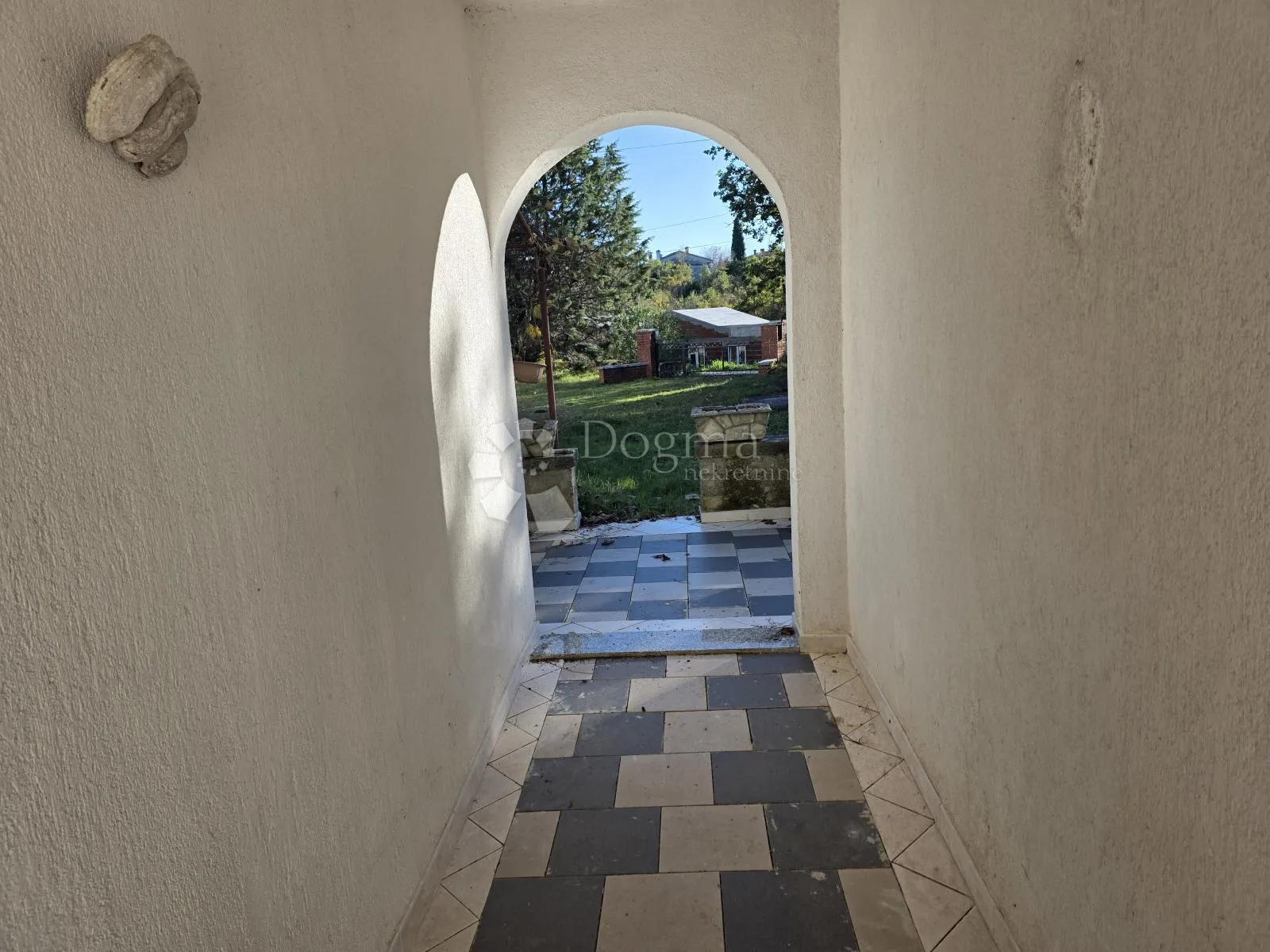 labin, kuća sa odvojenim studio apartmanom i garažom nedaleko labina - slika 16